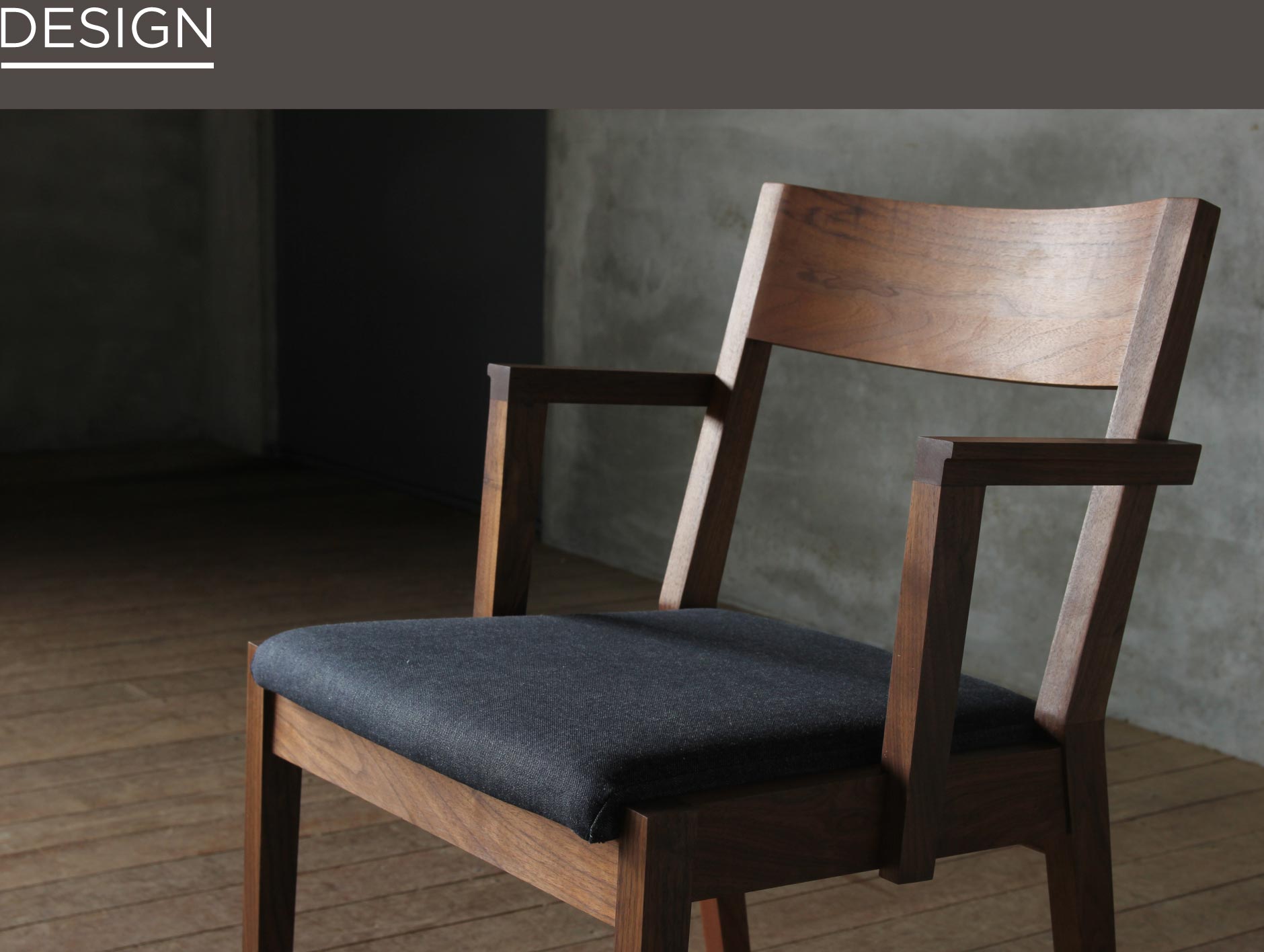 立ち座りの動作がしやすく、機能面もデザイン面も突き詰める事でシンプルな形になりました。SOLID大阪の家具で人気のショートアームチェア。