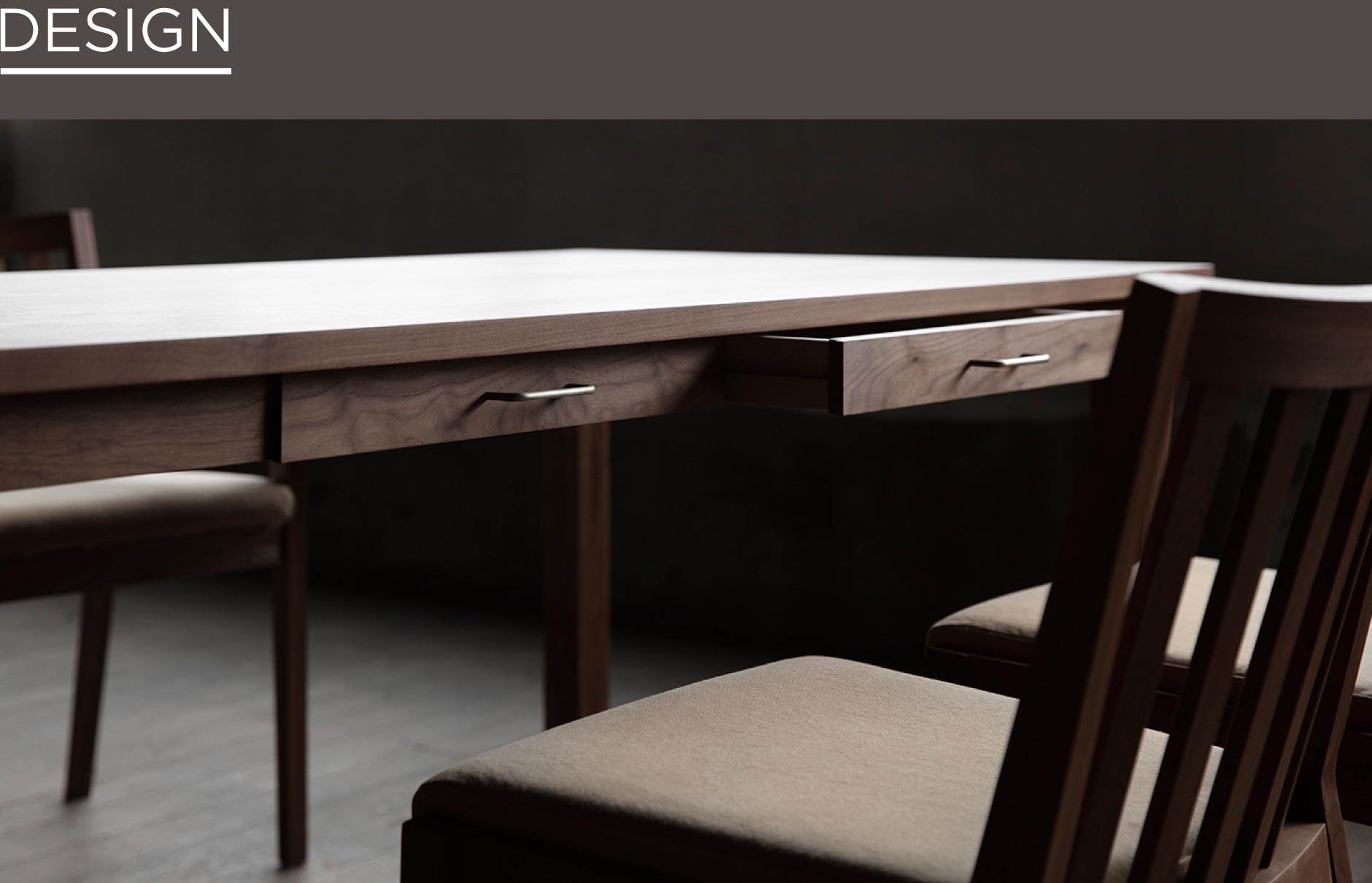 真鍮やクロカワ鉄を取手にした引出付きダイニングテーブル。無垢材で作られた上質で頑丈な家具。大阪の店舗でも展示しています。