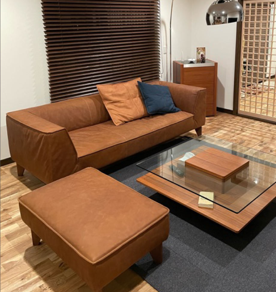 オイルレザーを贅沢に使用した革張りソファ。内部フレームまで無垢材に拘った正真正銘の無垢家具です。ぜひSOLID大阪で掛け心地をお試し下さい。