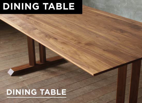 天然木の無垢材がもつ風合いを生かした、直線的で無駄のないシャープなデザインが特徴のダイニングテーブルです。