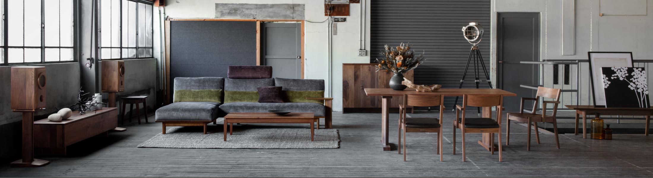 樹種やサイズオーダー可能。SOLID大阪店で取り扱っております100%無垢材を使用した家具のダイニングテーブル一覧ページです。