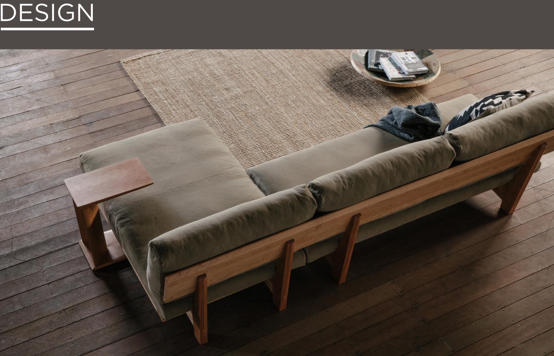 シンプルながら美しいフォルム。足を伸ばしてゆったり寛げ組み合わせるとL字型ソファに。SOLID大阪の家具の中でも圧倒的人気の万能型ソファ。