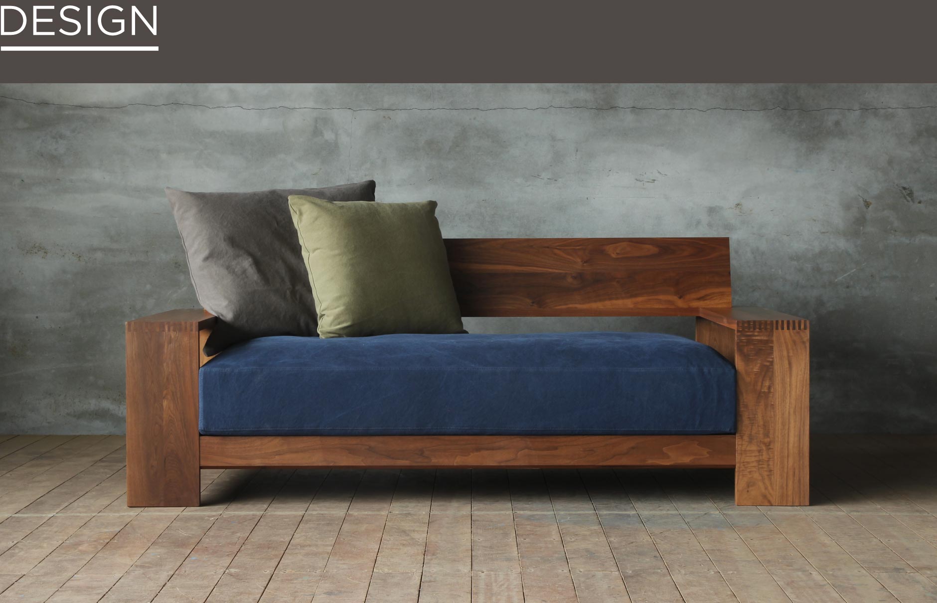 フレームは無垢材を贅沢に使用しており、重厚感があります。SOLID大阪の家具の中でも幅広のアームは一際存在感があるソファです。