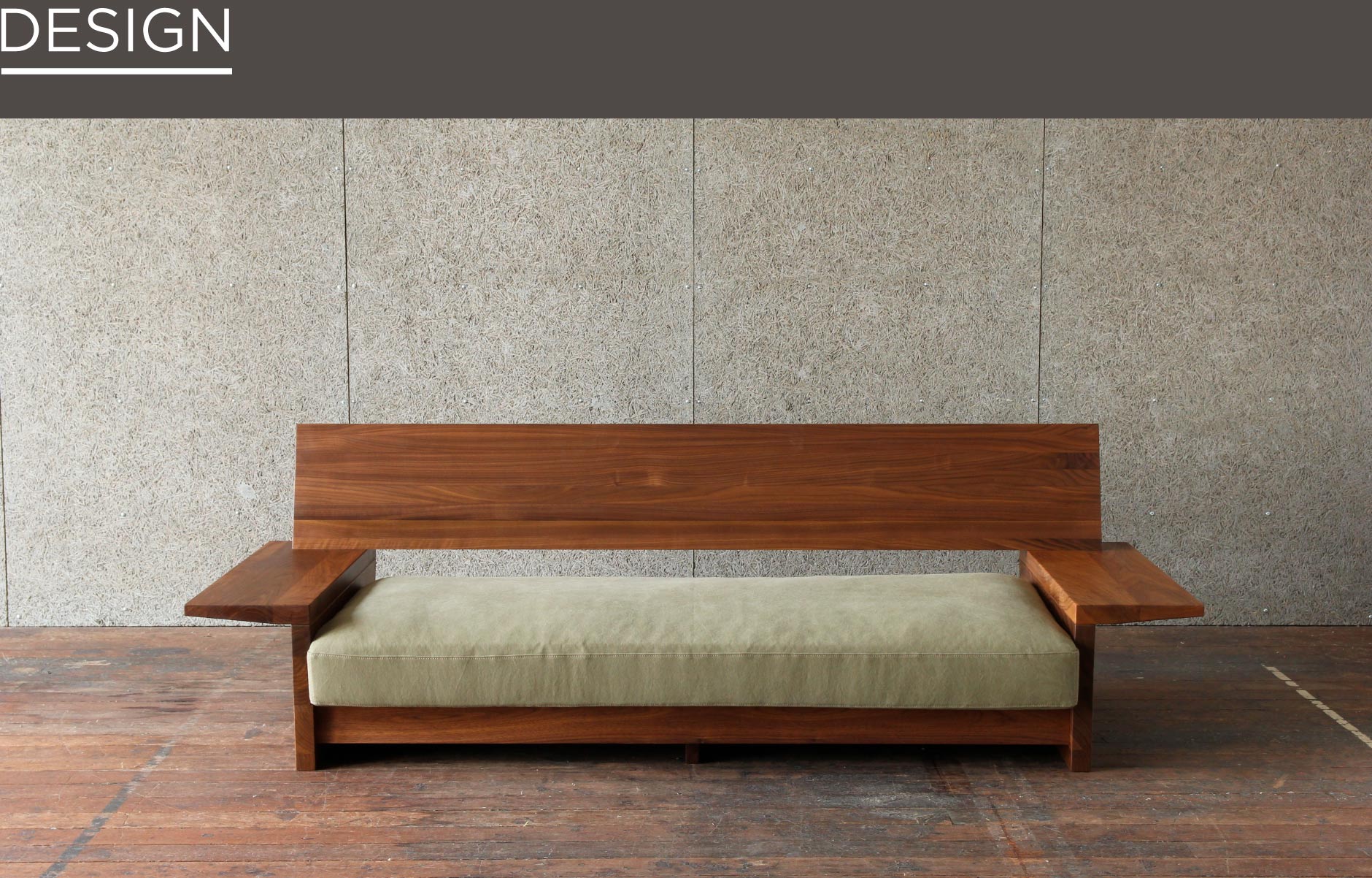 SOLID大阪店の家具の中でも無垢材を贅沢に使用した存在感。厚みのあるクッションは掛け心地も抜群の木製ソファです。